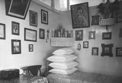 186490 Interieur van een melaatsenhuisje voor vrouwen van de Sint Gerardus Majellastichting te Paramaribo (Suriname)