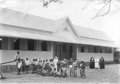 186491 Theresiahuis, melaatsenzorg voor jongens, van de Sint Gerardus Majellastichting te Paramaribo (Suriname)