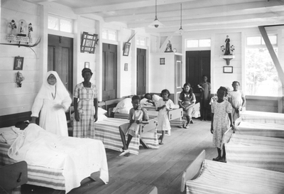 186493 Meisjesslaapzaal Theresiahuis van de Sint Gerardus Majellastichting voor melaatsenzorg te Paramaribo (Suriname)