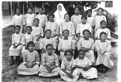 186504 Groepsfoto melaatsenkolonie Sint Gerardus Majellastichting te Paramaribo (Suriname)