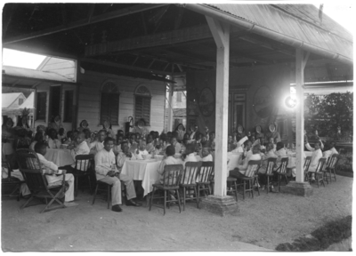 186510 Een gezamenlijke feestmaaltijd in de melaatsenkolonie Sint Gerardus Majellastichting te Paramaribo (Suriname)