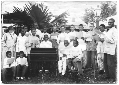 186512 Het zangkoor Sint Cecilia van de melaatsenkolonie Sint Gerardus Majellastichting te Paramaribo (Suriname)