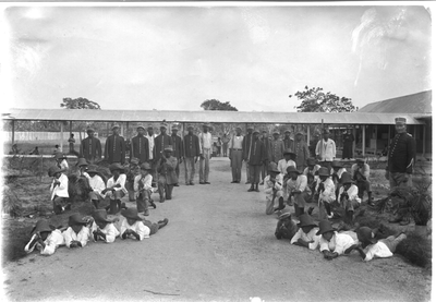 186513 De militaire wacht en verkenners van de melaatsenkolonie Sint Gerardus Majellastichting te Paramaribo (Suriname)