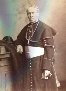 186516 Monseigneur J.H. Schaap, opdrachtgever voor de bouw van de kathedraal Sint Petrus en Paulus te Paramaribo (Suriname)