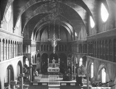 186518 Interieur van de kathedraal Sint Petrus en Paulus richting het hangend kruis te Paramaribo (Suriname)