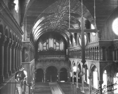 186519 Interieur van de kathedraal Sint Petrus en Paulus vanaf het hangend kruis te Paramaribo (Suriname)
