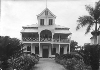 186529 Pastorie bij de prochiekerk Sint Bonifacius te Paramaribo (Suriname)