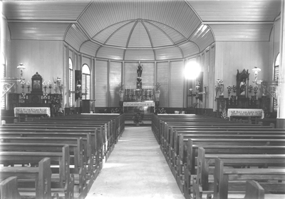 186531 Interieur van de parochiekerk Sint Alphonsus te Paramaribo (Suriname)