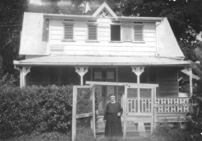 186535 Pastorie bij de kerk van het Heilig Hart te Paramaribo (Suriname)