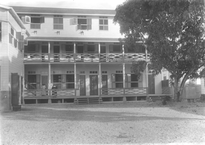 186546 Achterzijde van het klooster van de zusters van Oudenbosch te Paramaribo (Suriname)