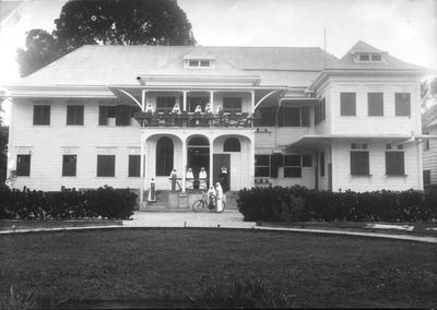 186549 Voorzijde klooster van de inlandse zusters Dochters van Maria Onbevlekt Ontvangen te Paramaribo (Suriname)