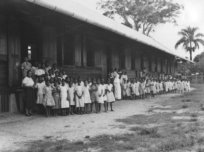 186553 Heilig Hart meisjesschool te Paramaribo (Suriname)