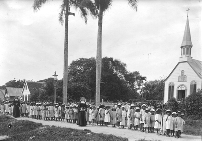186561 De kinderen verlaten de kerk te Paramaribo (Suriname)