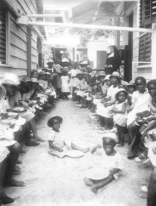 186562 De dagelijkse maaltijd van de schoolkinderen te Paramaribo (Suriname)