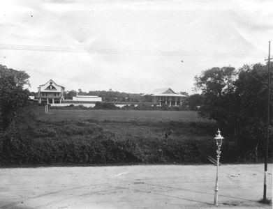 186564 Aan de rechterzijde het nieuwe jongensweeshuis, aan de linkerzijde het fratershuis te Paramaribo (Suriname)