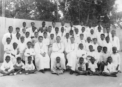 186567 Groepsfoto bewoners van het jongensweeshuis te Paramaribo (Suriname)