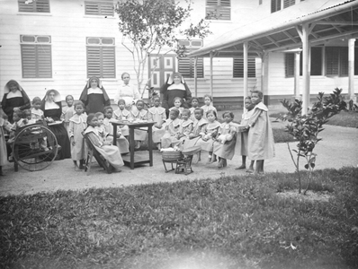 186568 Meisjesweeshuis met de zusters Dochters van Maria Onbevlekt Ontvangen aan de Gravenstraat te Paramaribo (Suriname)