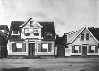 186571 De verpleging door de zusters van liefde Tilburg begon in deze twee huisjes te Paramaribo (Suriname)