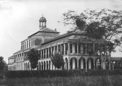 186572 Zijde van het Sint Vincentius ziekenhuis te Paramaribo (Suriname)