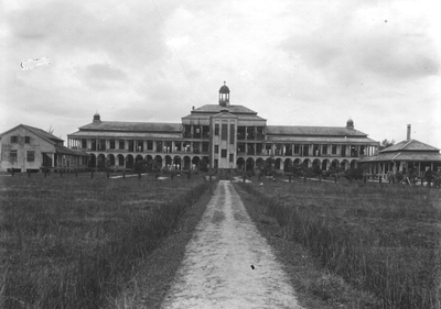 186573 Voorzijde van het Sint Vincentius ziekenhuis te Paramaribo (Suriname)