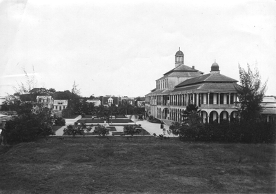 186575 Sint Vincentius ziekenhuis vanuit de tuin gezien te Paramaribo (Suriname)