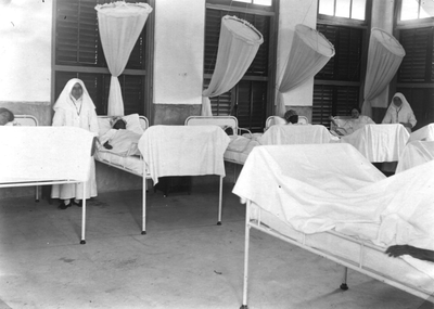 186578 Tweede klas kamer in het Sint Vincentius ziekenhuis te Paramaribo (Suriname)