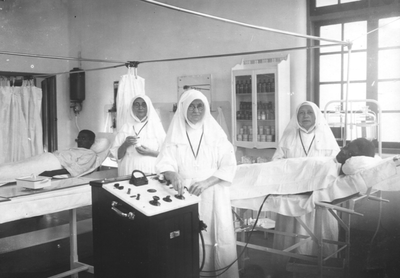186582 Polikliniek van het Sint Vincentius ziekenhuis te Paramaribo (Suriname)
