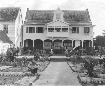 186587 Tweede gebouw van de vlechtschool te Paramaribo (Suriname)