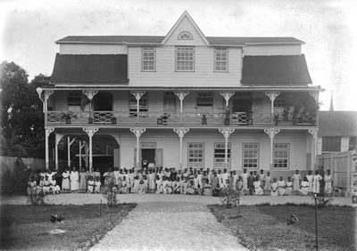 186589 Zijkant van de vlechtschool te Paramaribo (Suriname)