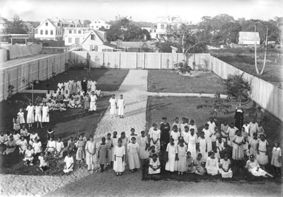 186590 Pauze in de tuin van de vlechtschool te Paramaribo (Suriname)