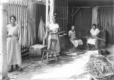 186594 Verwerking van de palmbladeren in de vlechtschool te Paramaribo (Suriname)