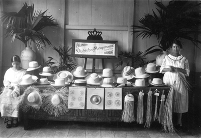 186610 De diverse hoeden van de vlechtschool te Paramaribo (Suriname)