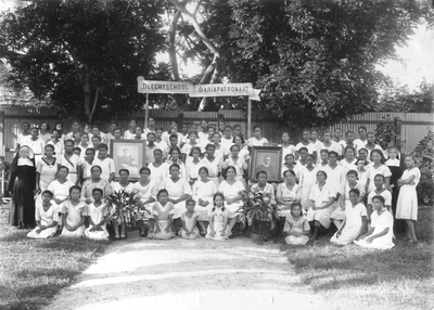 186612 Groepsfoto vlechtschool te Paramaribo (Suriname)