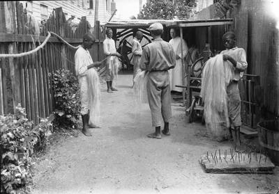 186619 Touwslagerij van het jongensweeshuis in Suriname