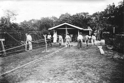 186621 Overzicht van de touwen bij de touwslagerij van het jongensweeshuis in Suriname