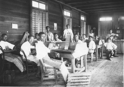 186623 Interieur van de sigarenfabriek Leo Victor in Suriname