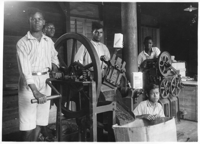 186624 Kerverij van de sigarenfabriek Leo Victor in Suriname