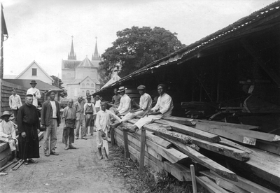 186626 Houtopslag van de timmerloods van de missiepost (Suriname)