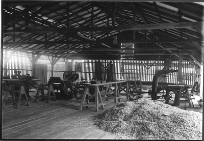 186627 Interieur van de timmerloods van de missiepost (Suriname)
