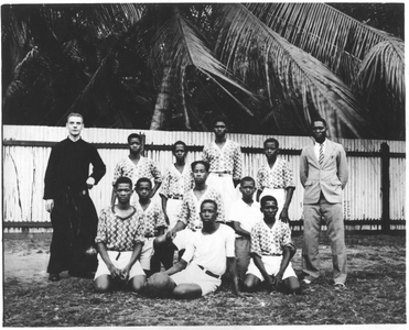 186633 Voetbalclub van Coronie met broeder Remigius de Graaf (Suriname)