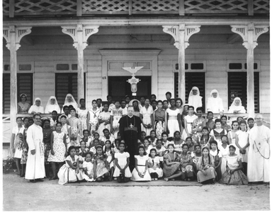 186640 Vrouwen en meisjes van het Marialegioen met monseigneur Kuijpers, J. v. Emstede en J. Tyndall (Suriname)