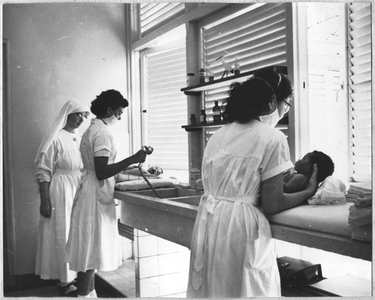 186641 De afdeling babyverzorging van het Sint Vincentius ziekenhuis te Paramaribo (Suriname)