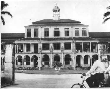 186642 De voorgevel van het hoofdgebouw van het oude St. Vincentius ziekenhuis te Paramaribo (Suriname)