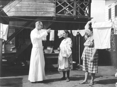186647 Pater Theo Lambers op huisbezoek (Suriname)