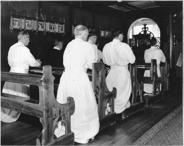 186651 Paters en fraters in een kapel te Suriname