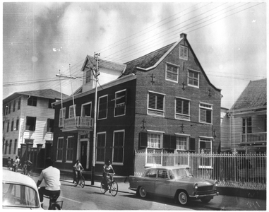186654 Bisschopswoning aan de Gravenstraat te Paramaribo wordt omgeven door percelen van de bisdomadministratie en het ...