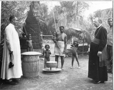 186661 Monseigneur Kuijpers en pater Eijkermans in een bosnegerdorp (Suriname)