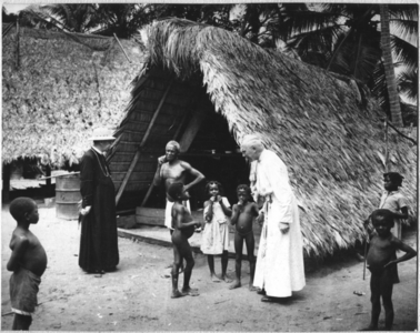186662 Monseigneur Kuijpers en pater van Niekerk op bezoek bij een bosnegerdorp (Suriname)