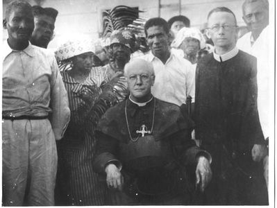 186663 Pater Weidmannen en pastoor Boniface bij een vormselviering te Landsgrond (Suriname)