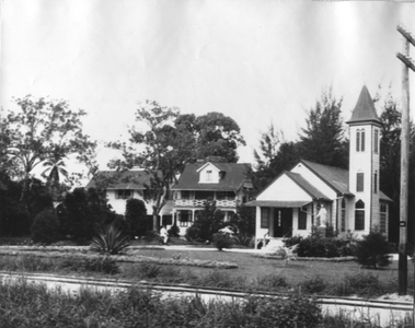186676 Klooster te Copieweg staat tussen de kerk en de school (Suriname)